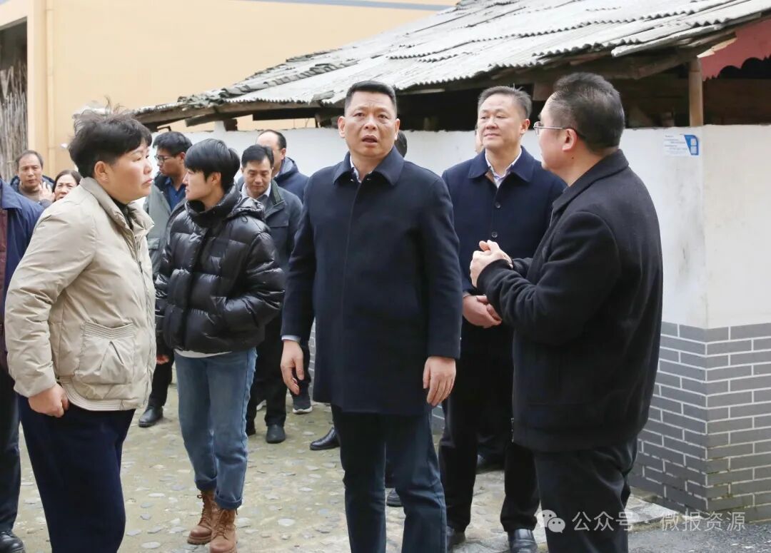 黄钦一行先后来到上梁屯,宝鼎瀑布景区,里山森谷,实地查看并详细了解