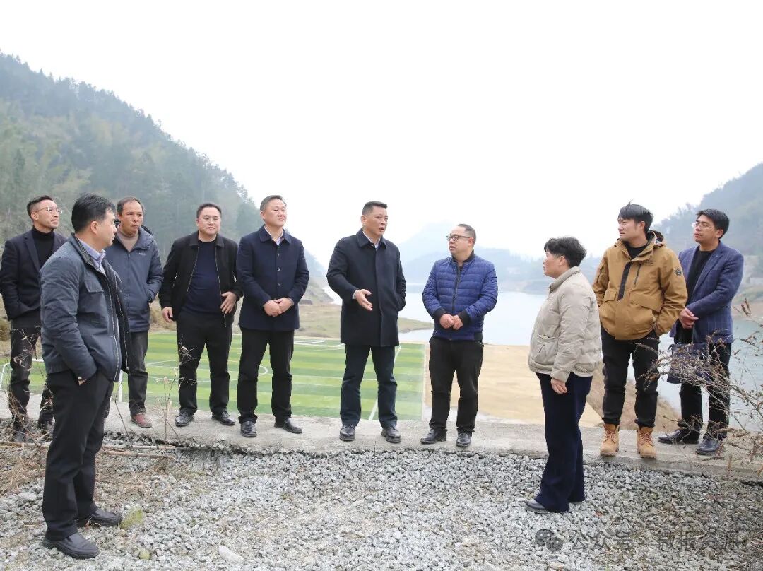 黄钦一行在上梁屯实地调研黄钦一行先后来到上梁屯,宝鼎瀑布景区,里