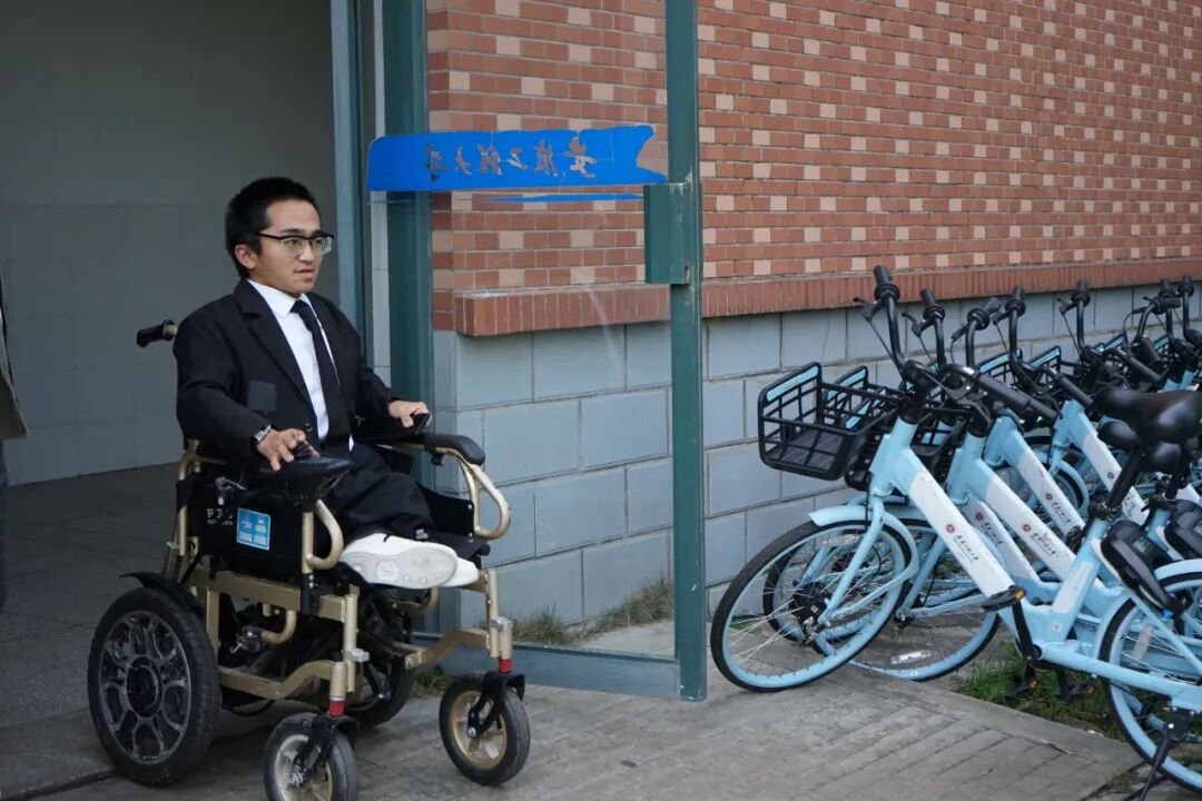 一个男孩决定直立行走