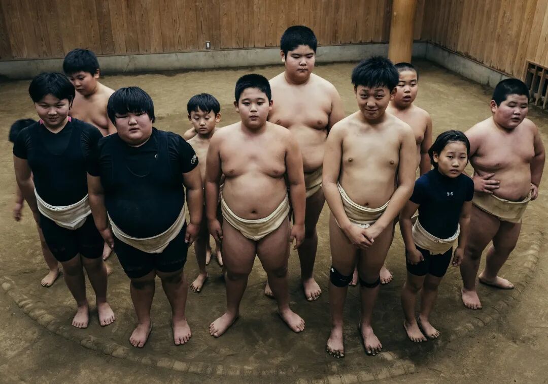 当女孩走上相扑赛场