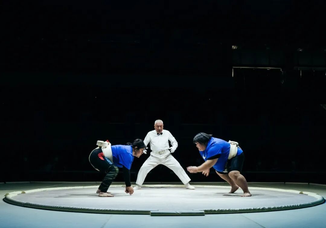 当女孩走上相扑赛场