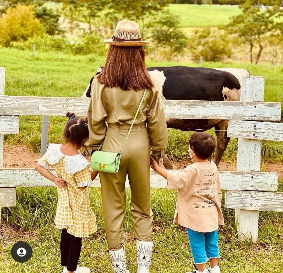 周杰伦儿子正脸照曝光，戴墨镜吐舌头耍帅，神似周杰伦