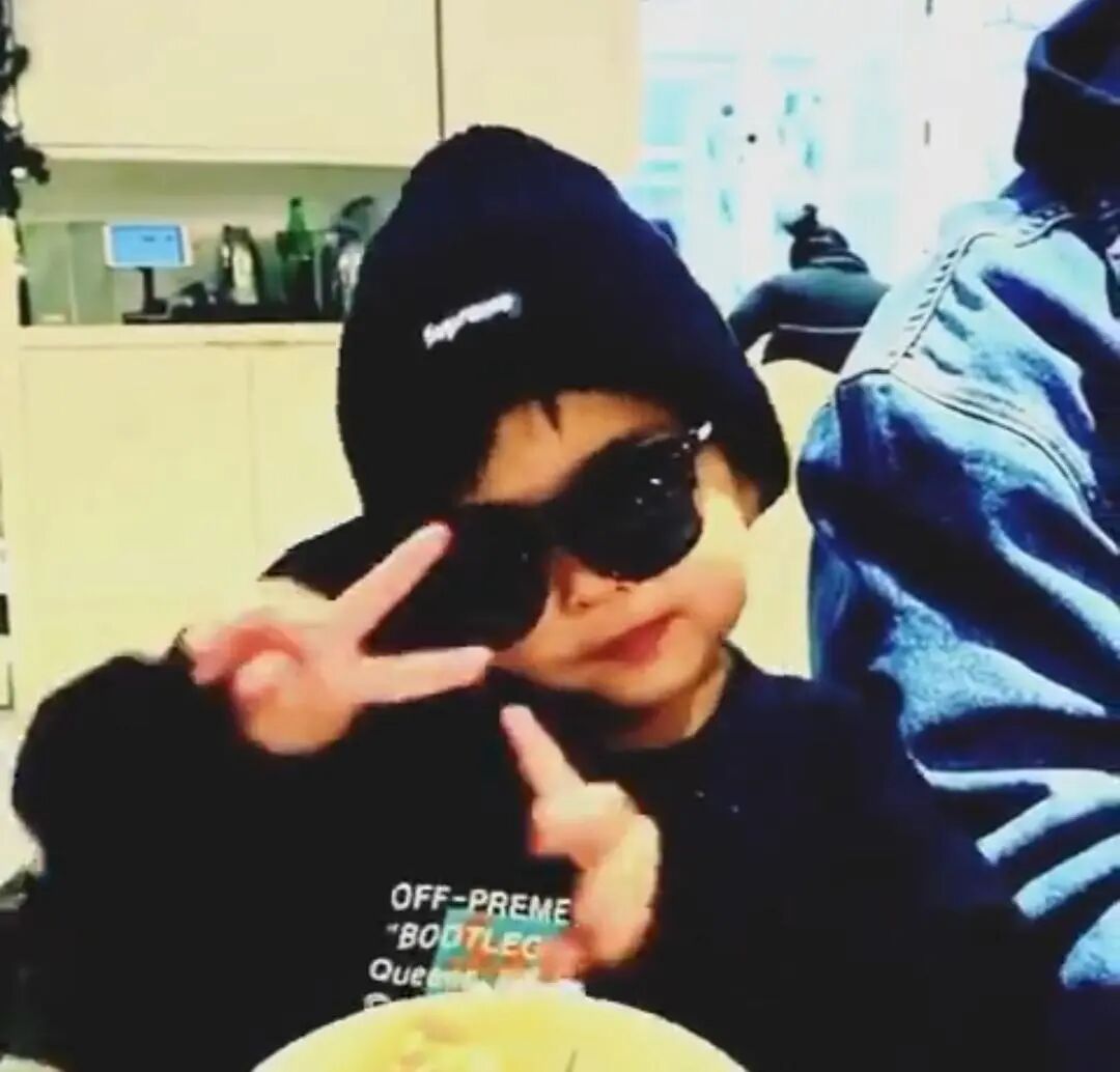 周杰伦儿子正脸照曝光，戴墨镜吐舌头耍帅，神似周杰伦