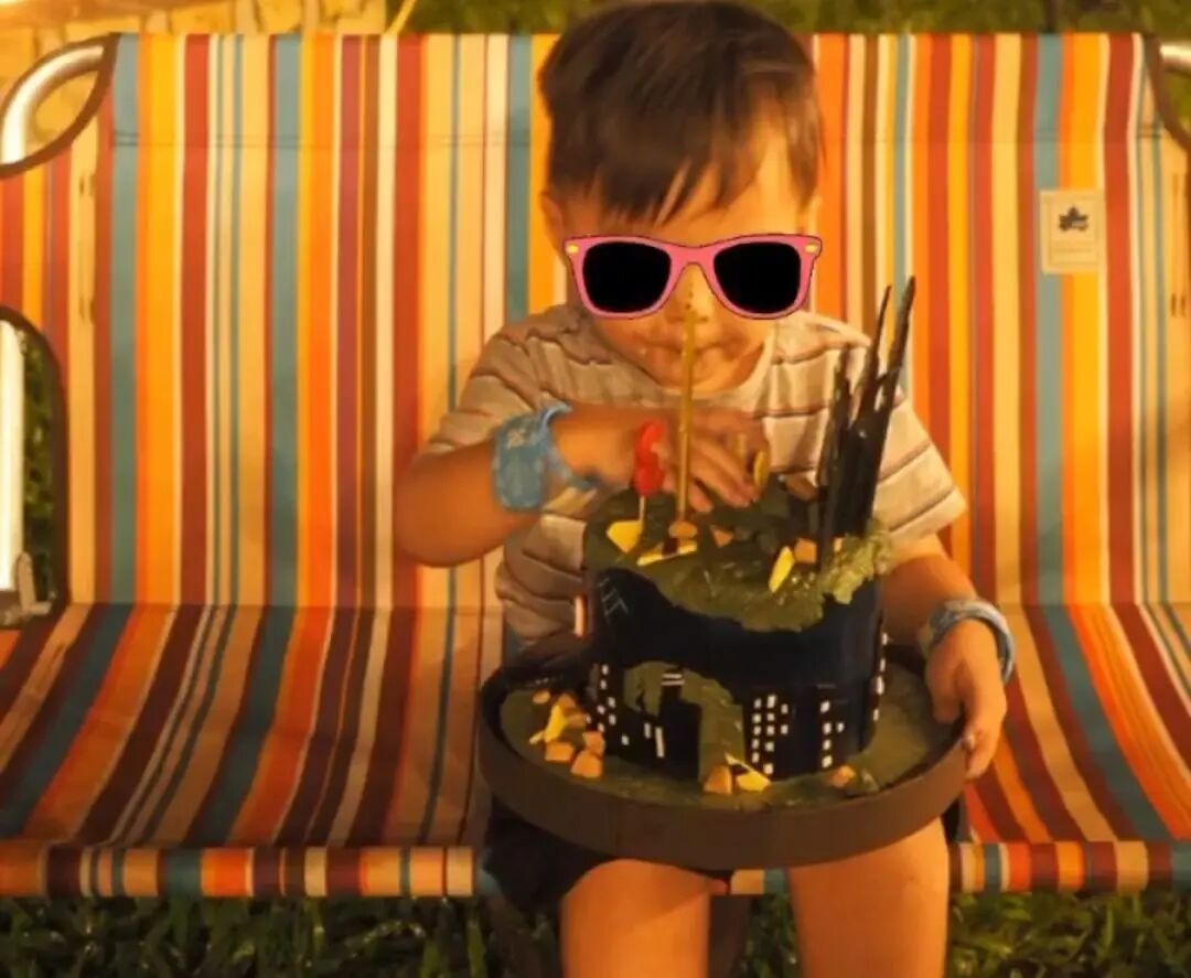 周杰伦儿子正脸照曝光，戴墨镜吐舌头耍帅，神似周杰伦