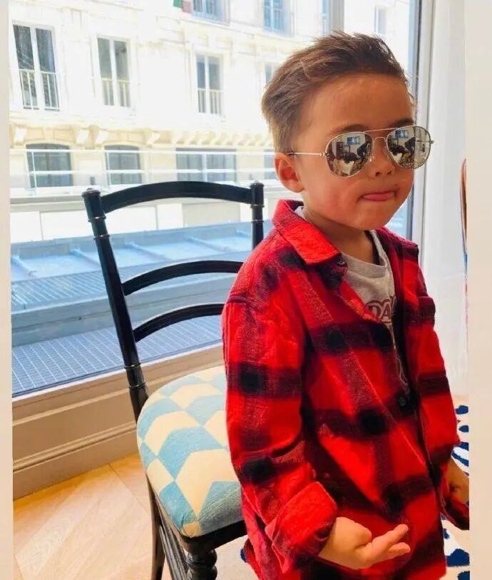 周杰伦儿子正脸照曝光，戴墨镜吐舌头耍帅，神似周杰伦