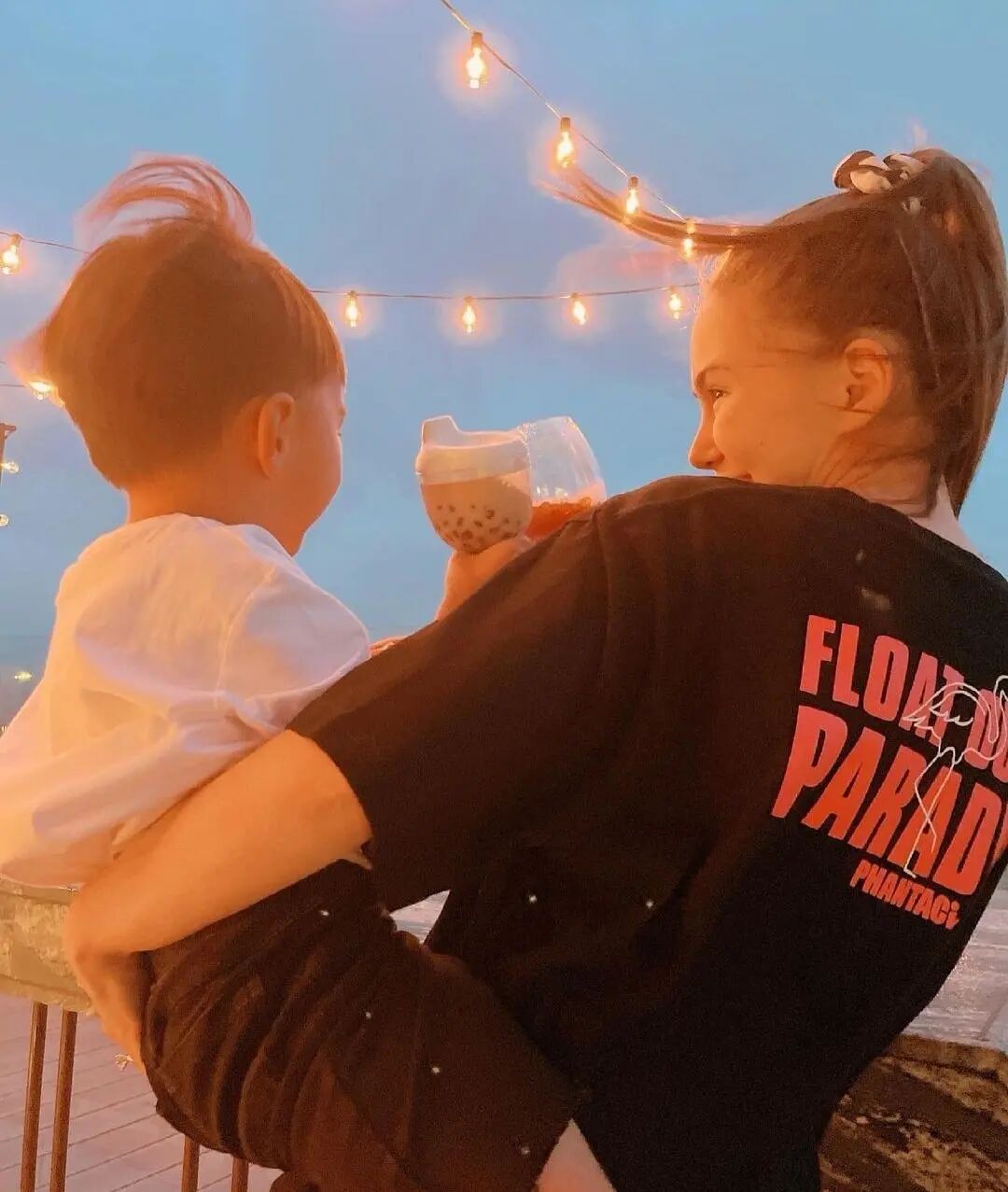 周杰伦儿子正脸照曝光，戴墨镜吐舌头耍帅，神似周杰伦