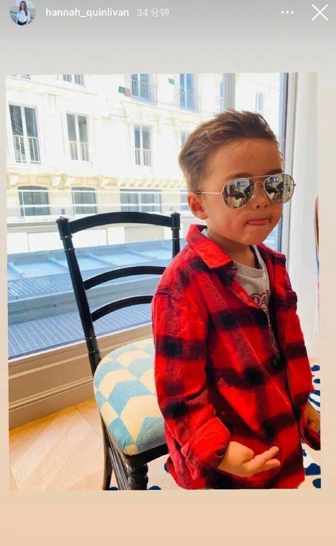 周杰伦儿子正脸照曝光，戴墨镜吐舌头耍帅，神似周杰伦