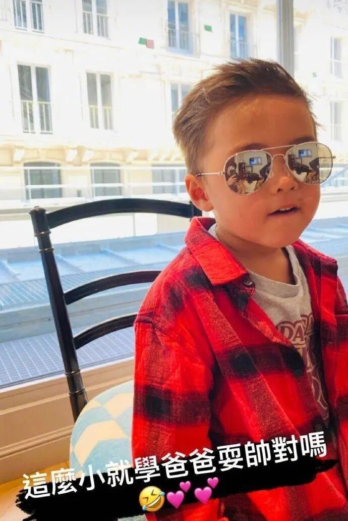 周杰伦儿子正脸照曝光，戴墨镜吐舌头耍帅，神似周杰伦