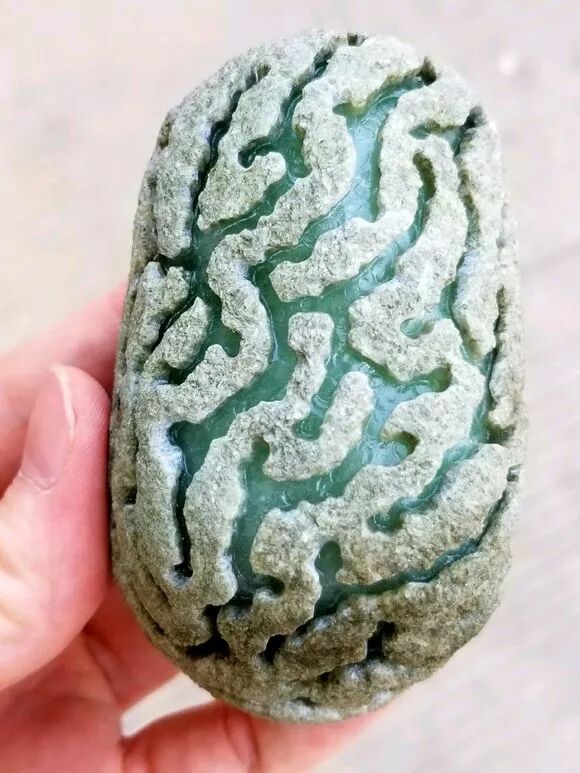 美女买下的翡翠原石，开出“蜘蛛网”窗口，成品让人看的流口水！