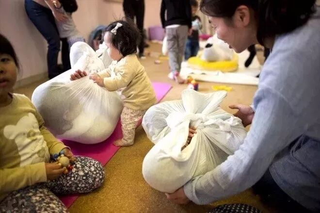 日本流行的成人裹布束缚，男女老少都在玩