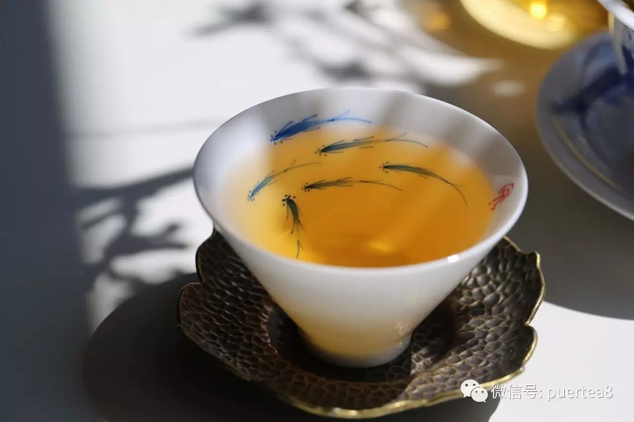 茶汤入口的温度刚好,六泡后微微发汗,隐约的苦底并不让人反感,茶汤