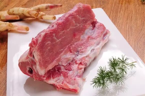 猪龙骨  500克 洗净后,汆水,待用