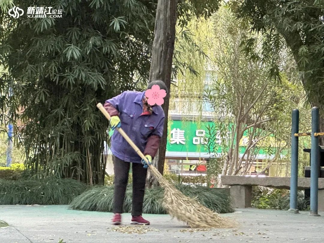 放眼望去,一群人圍在廣場上,中間有兩人正在表演《逛新城》.