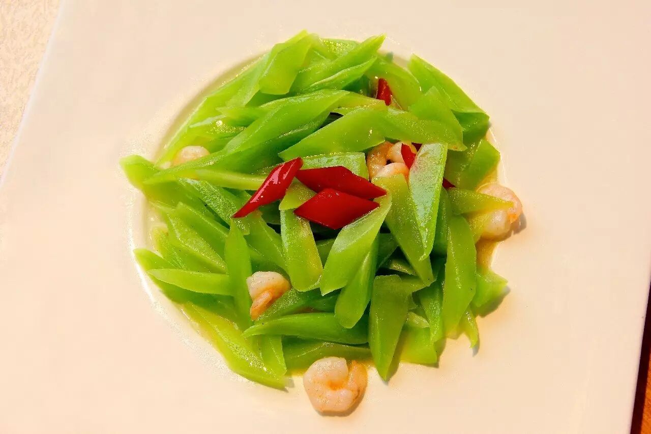 出水 4,然后与虾仁,青红椒一起烧制 5,爆炒 "这是一道简单的小热菜