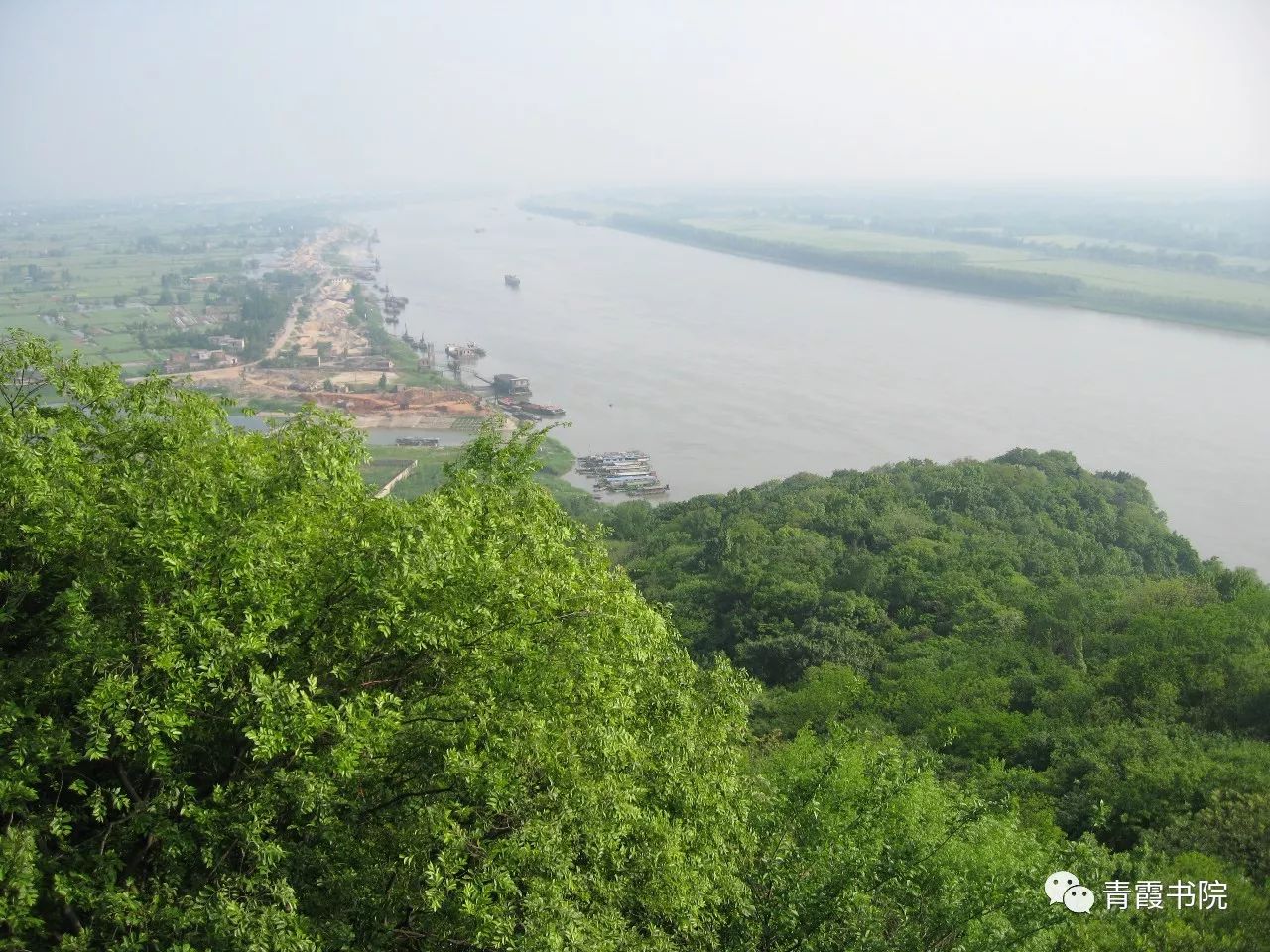 石青山"采石江边一堆土,李白之名高千古.