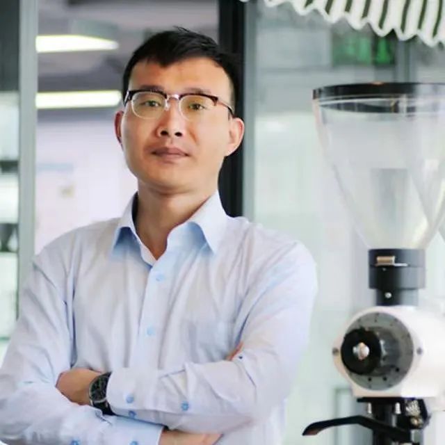 梁波音(Rick),国家人社部高级咖啡师,咖啡全产业链高级咨询师。铂澜咖啡学院首席增长官,北京小啡侠科技有限公司全域运营。.jpg