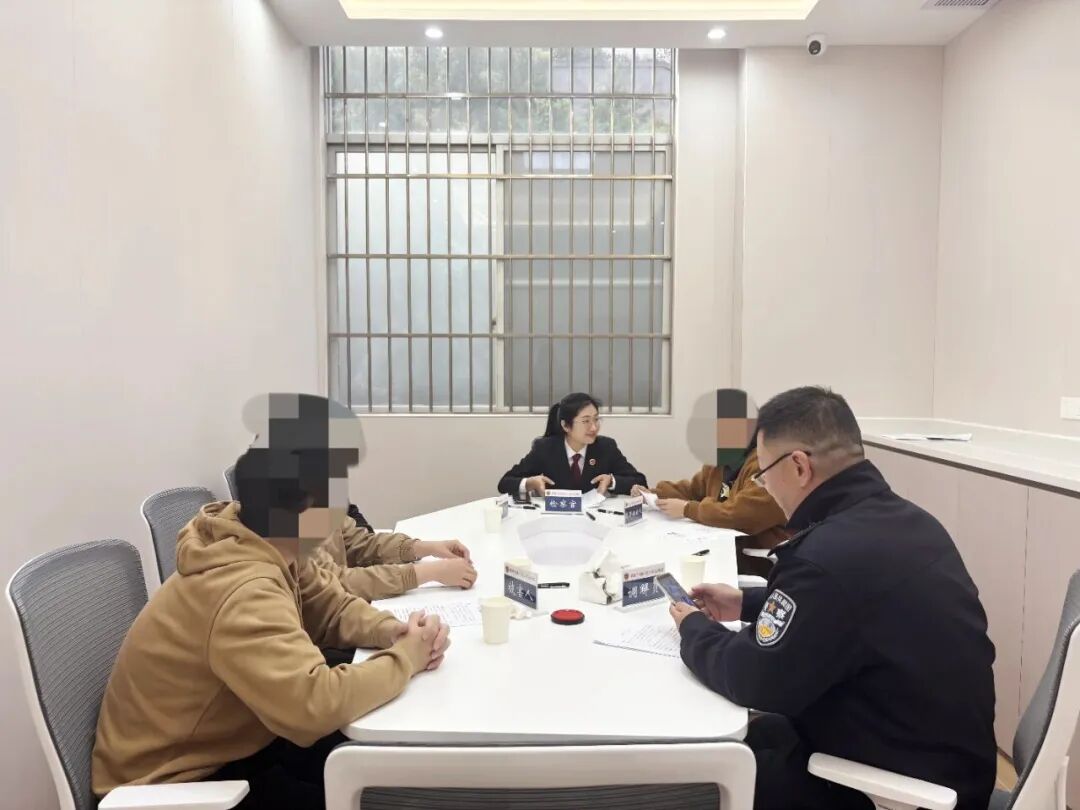 承办检察官联合侦查人员开展“面对面”刑事和解工作