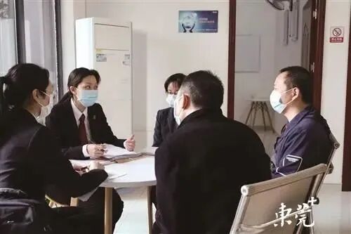 小区相邻“漏水”案件调解现场。