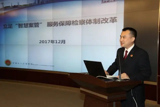 方旭向人大代表们汇报“智慧案管”工作情况 图片