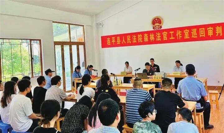 　　连平县人民法院“森林法官”工作室首场巡回审判现场。2023年4月，连平成立河源市首家“森林法官”工作室，强化诉保同治。
