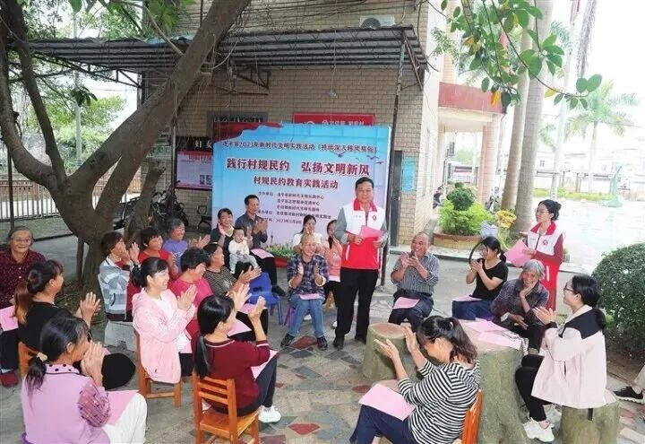 忠信镇司前村村民围坐在一起学习家风家训文化。