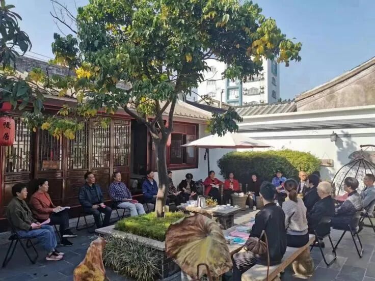 太平街道义兴社区干部在“居民议事厅”听取群众意见。
