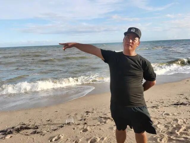 参与救人的邓俊德向记者描述事发经过。