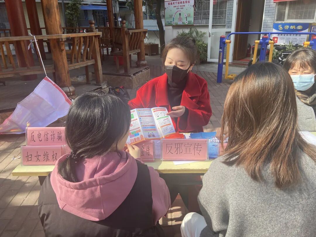 汕头市金平区东方街道综治中心下沉至龙华凤园网格进行巡回办公。