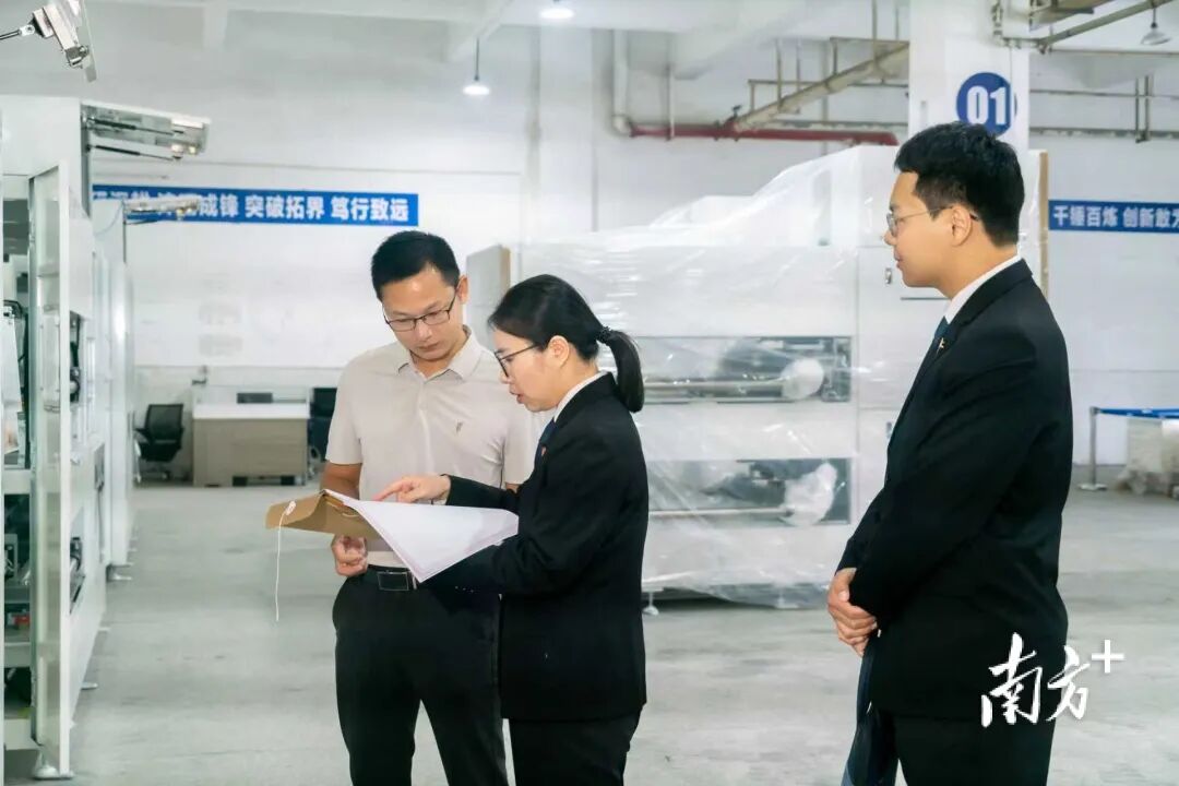 法庭干警走访科创企业调研。