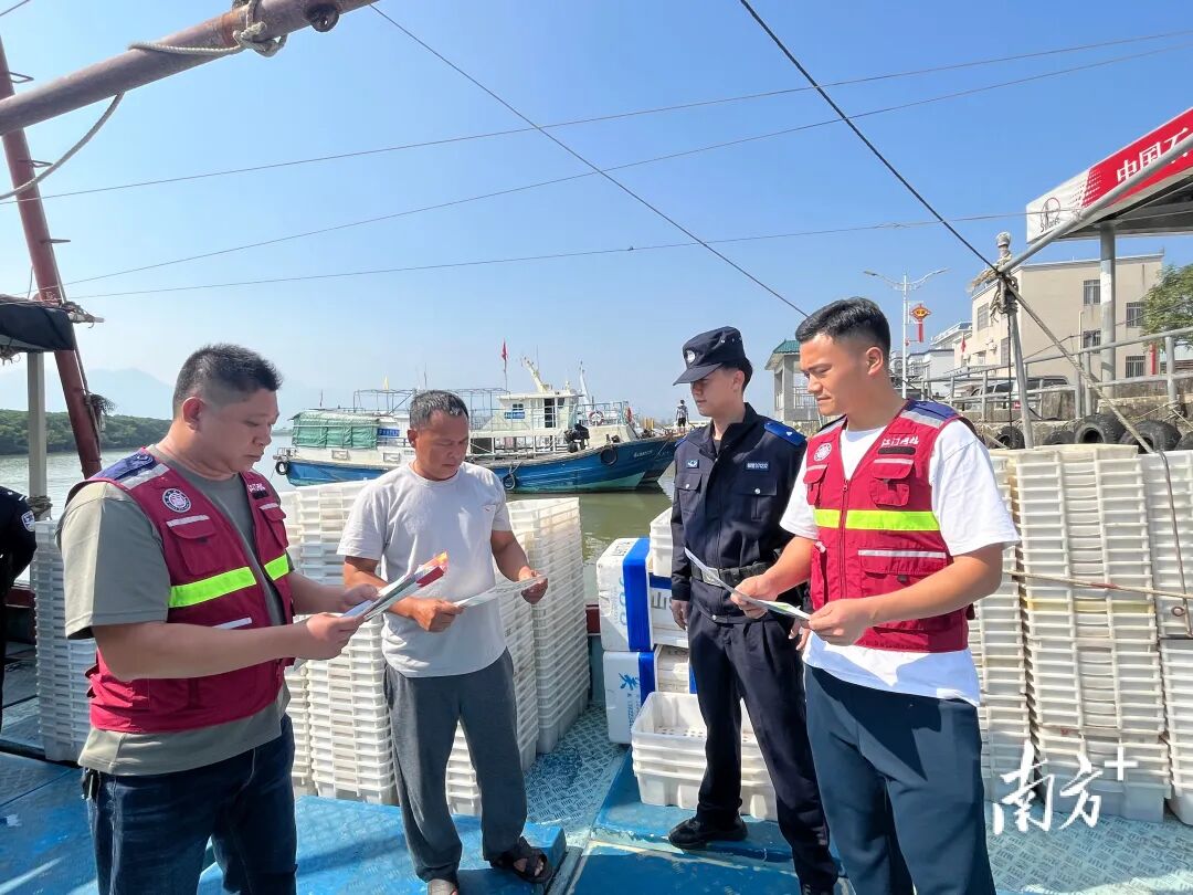 海上网格员和警员一起在沿海开展巡逻。