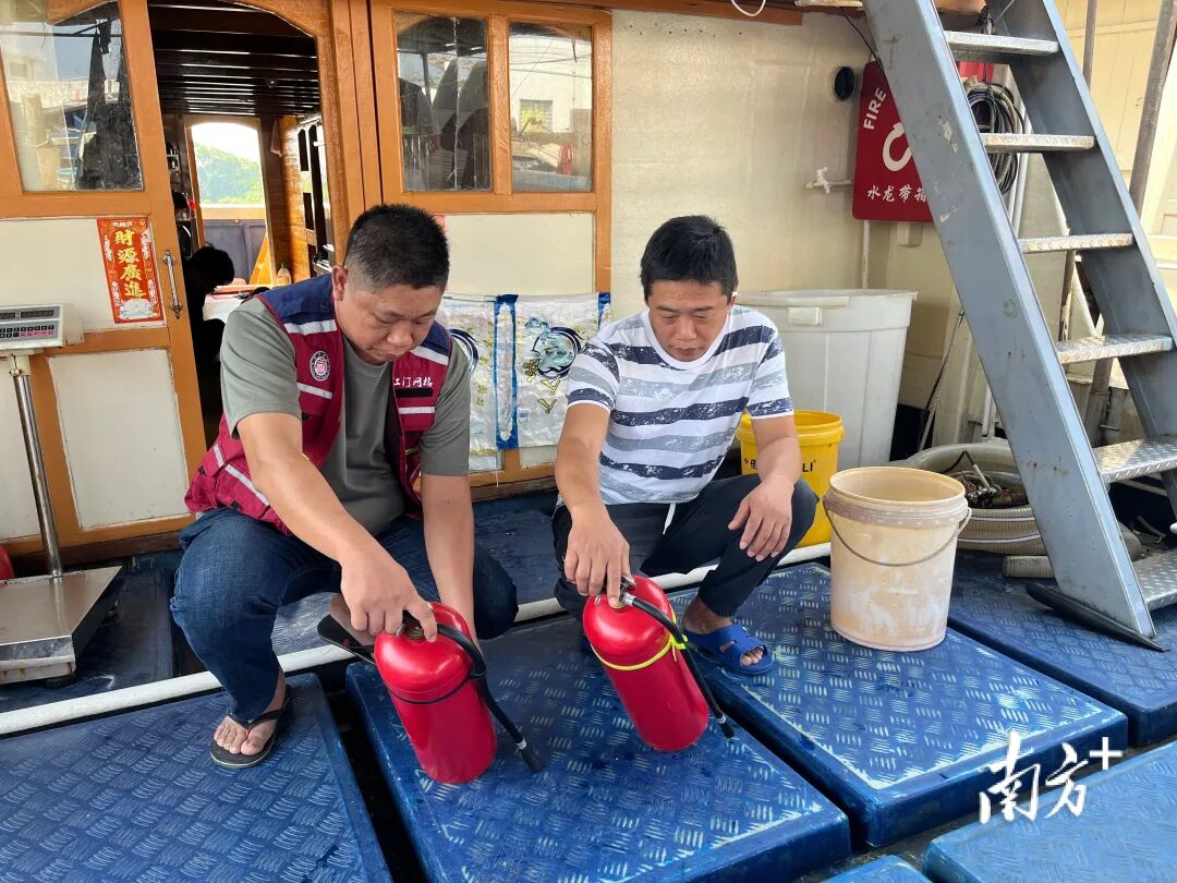 网格员向群众宣传消防知识，并向群众科普海洋环境保护知识。