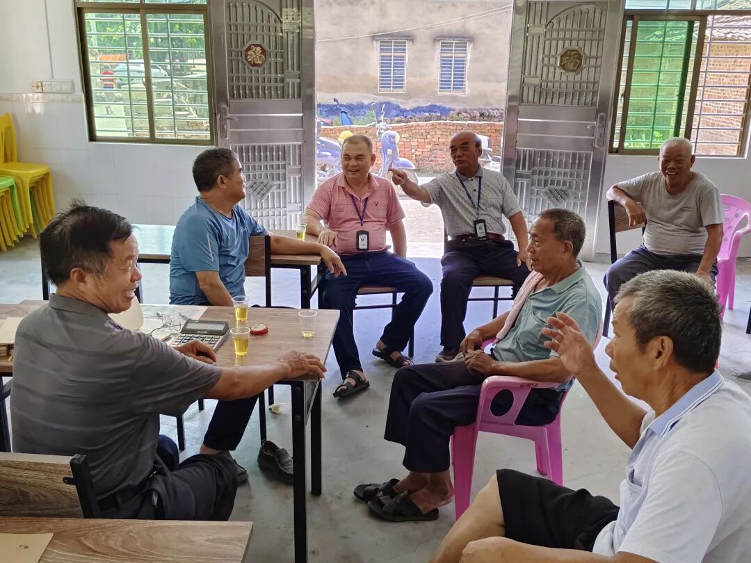 老姚到村民家中调处矛盾纠纷。