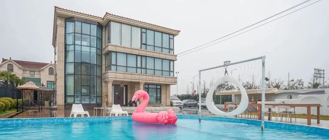 现代又奢华！这间超美玻璃房让你来了就不想走【小布带你探民宿】