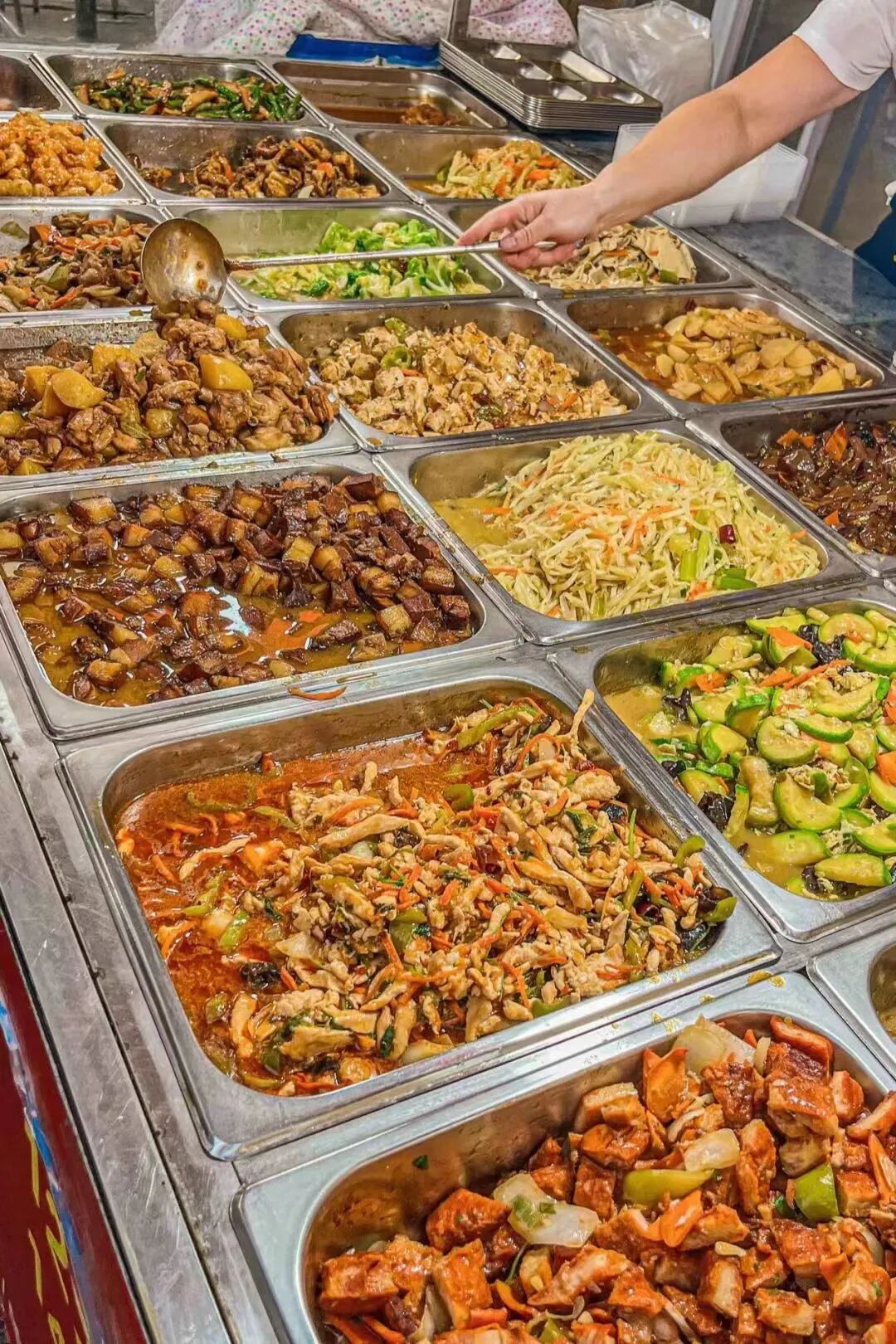 15块钱40个菜,物美价廉还量大:全网打卡的"工地盒饭",正在悄悄变味