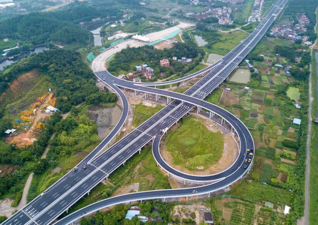 5小时惠清高速是广东省高速公路规划网"二横"线——汕湛高速公路的