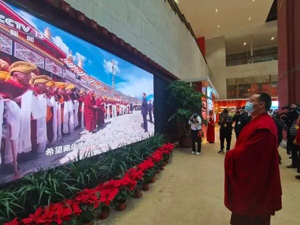 班禅额尔德尼·确吉杰布在拉萨开展社会活动