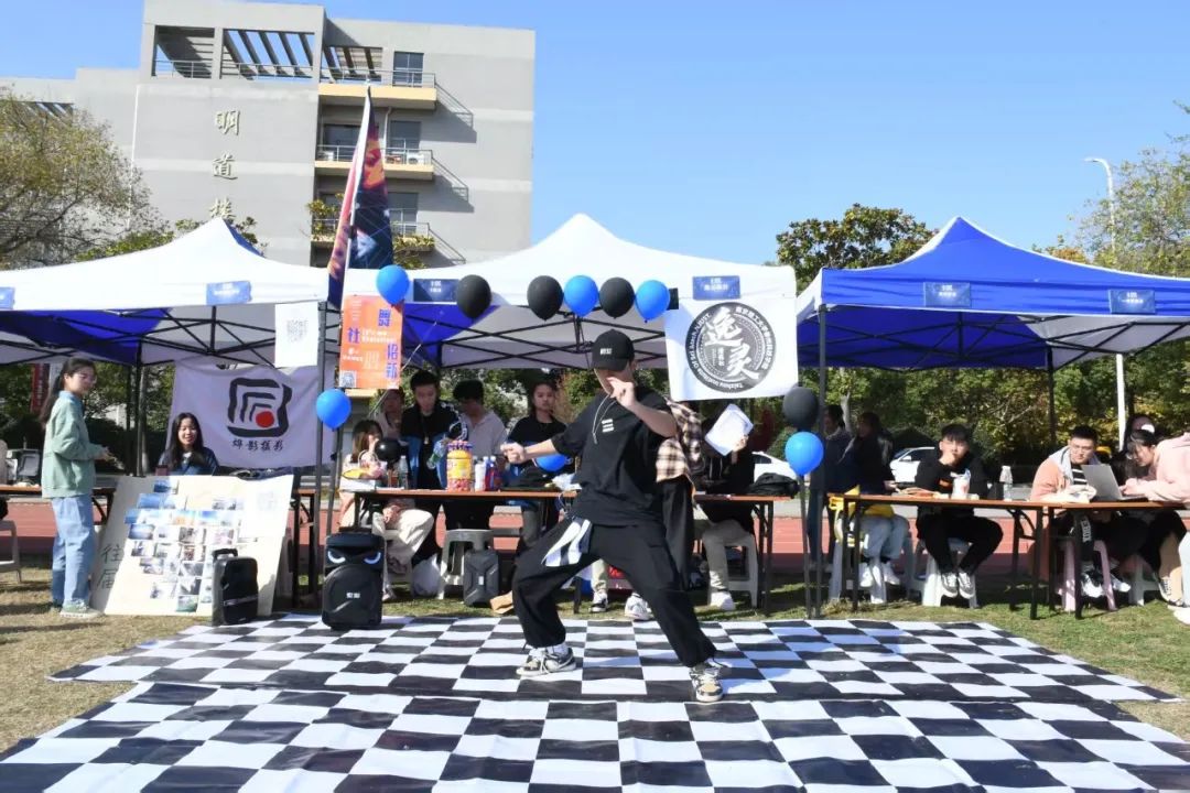 00后利用办公室午休赚三份工资