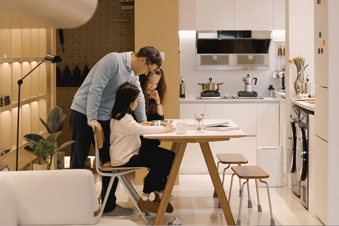 疫情后上海精英夫妻主动蜗居49㎡不买豪宅不炫耀性消费把家变成沉浸式