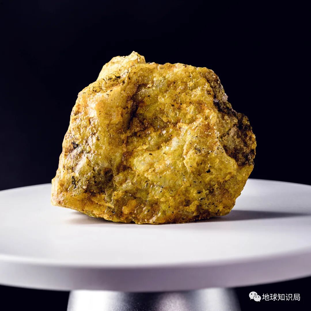 (图:shutterstock)▼一块铀矿石,乍一看很像原味吮指鸡从二战时期日本