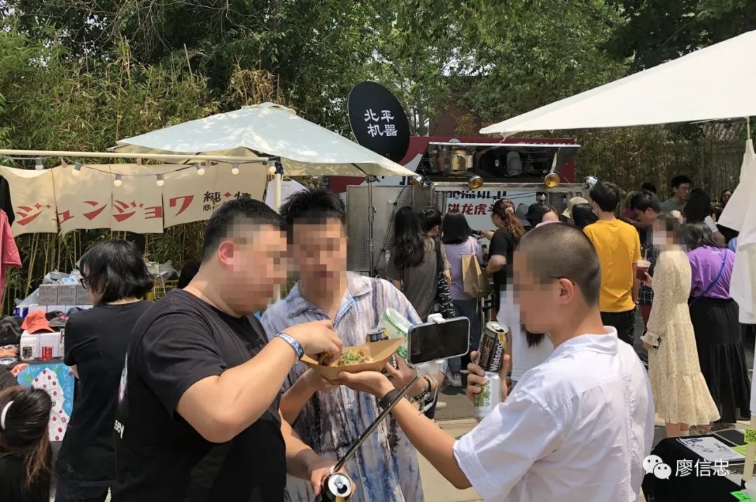 在邪教仪式般的煎饼果子节逛了一圈，见证北方美食的荒芜