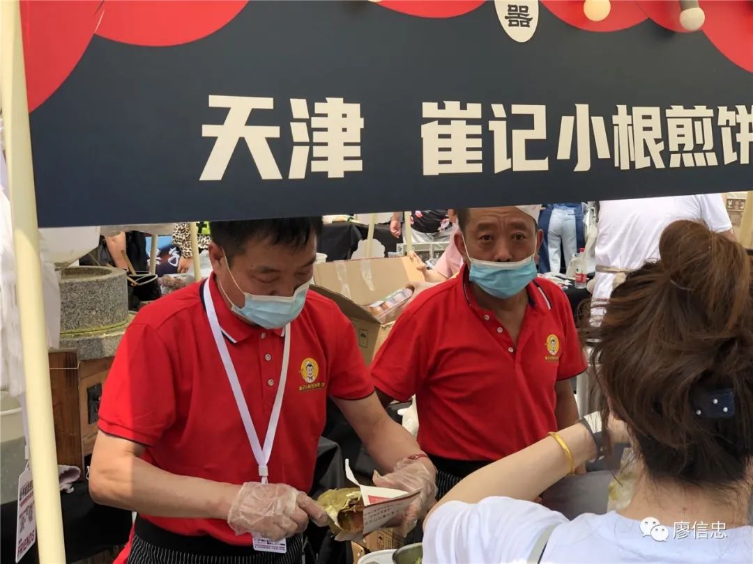 在邪教仪式般的煎饼果子节逛了一圈，见证北方美食的荒芜