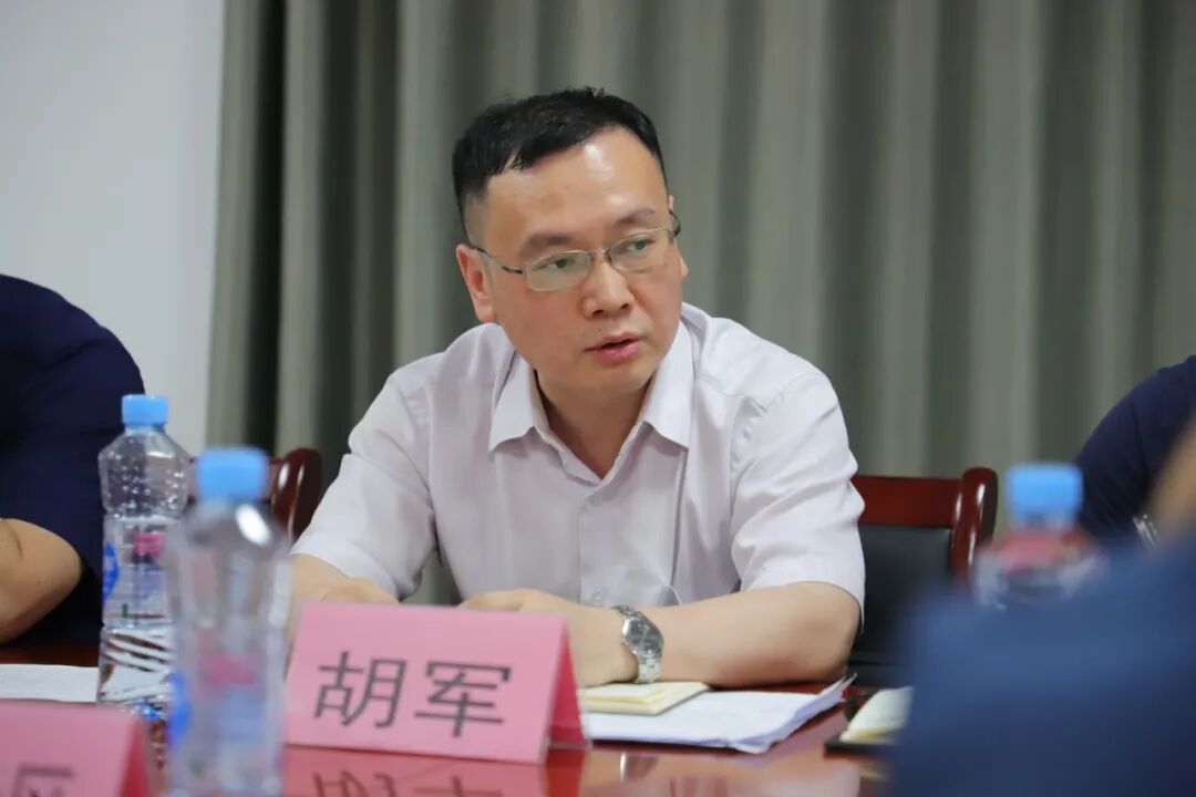 区委常委组织部长胡军一行深入沙井街道召开红谷连心会群众座谈会