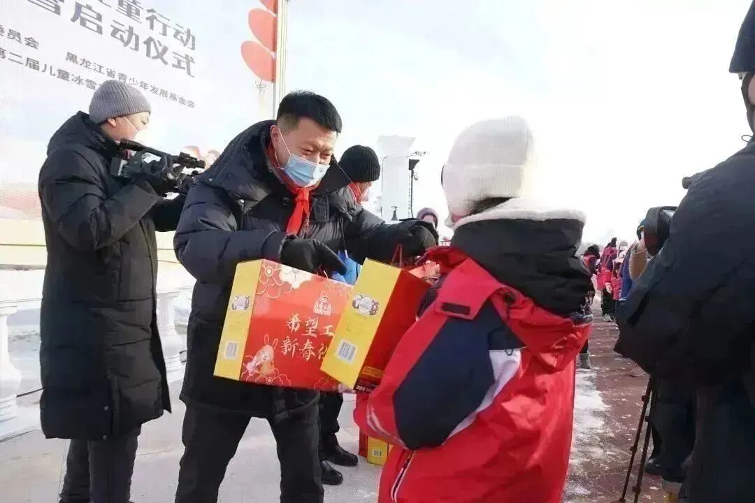 共青团“青春暖流”关爱留守儿童行动暨黑龙江希望工程快乐冰雪公益项目启动仪式在哈尔滨太阳岛国际雪博会顺利开展(图3)