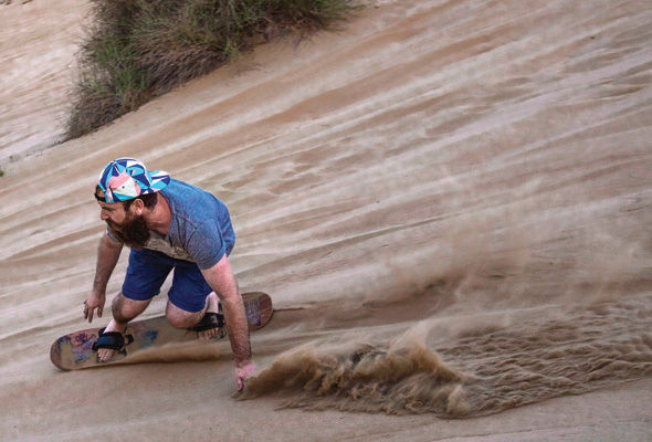 sandboarding 滑沙也是到沙漠必尝试的项目,毕竟用滑