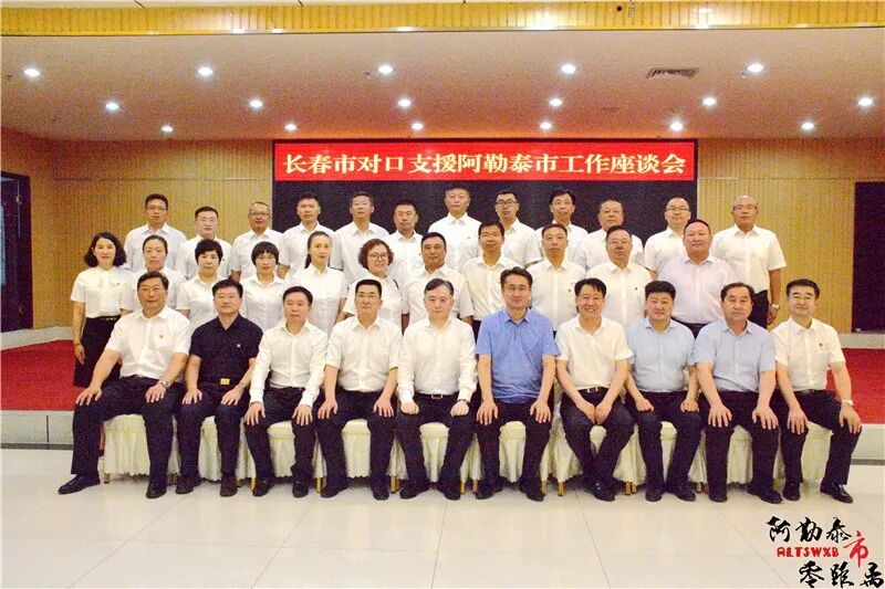 行署专员哈丹·卡宾代表阿勒泰地区四套班子和全区67万各族干部群众