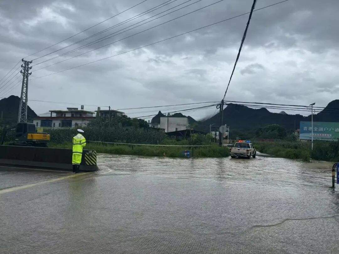 6月15日，黎埠中队值班民辅警到辖区水浸路段救援以及拉警戒线管制，巡逻防控辖区国省道，排查道路交通安全隐患，发现树木倒伏，及时清理。 (3).jpg