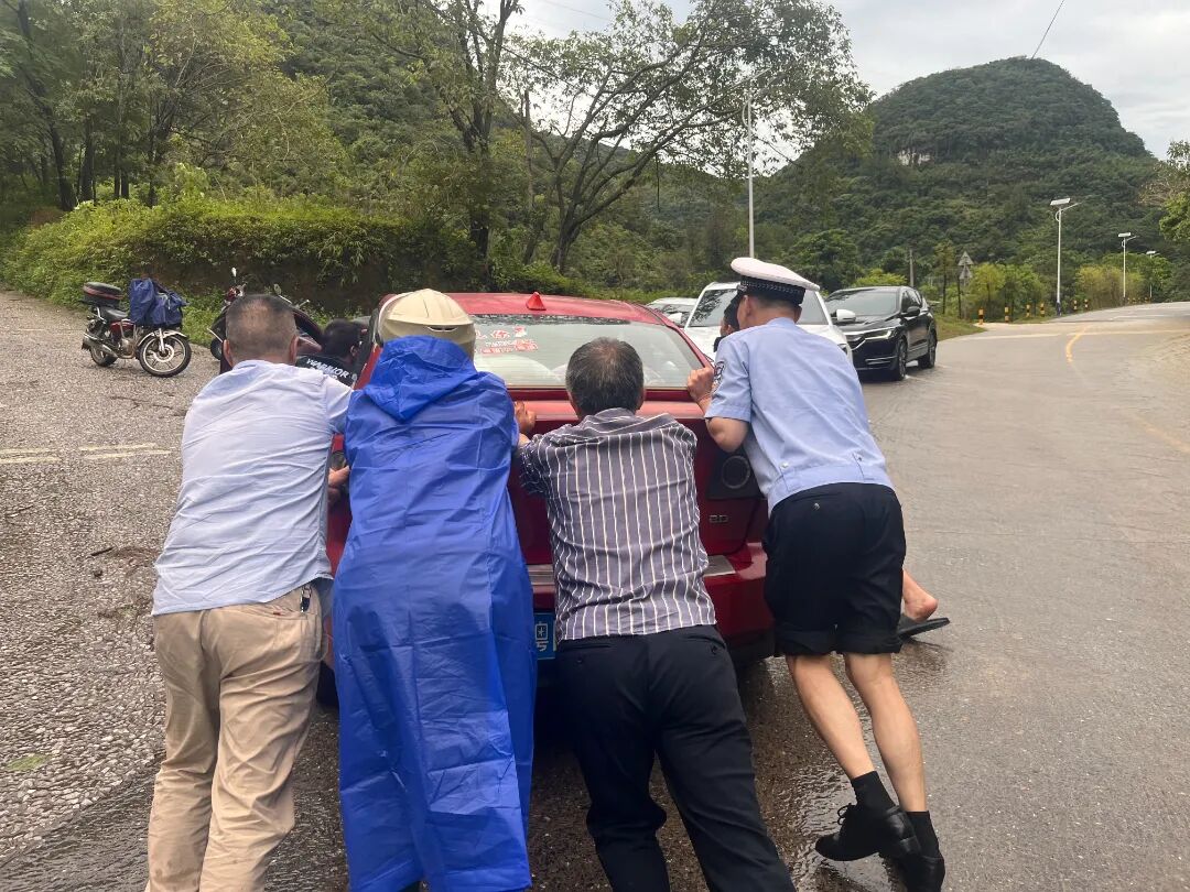 6月15日下午，七拱中队在巡逻途中，发现有一辆小车抛锚，为确保道路通行和车辆人员安全和群众将车辆推到安全的位置。 (2).jpg