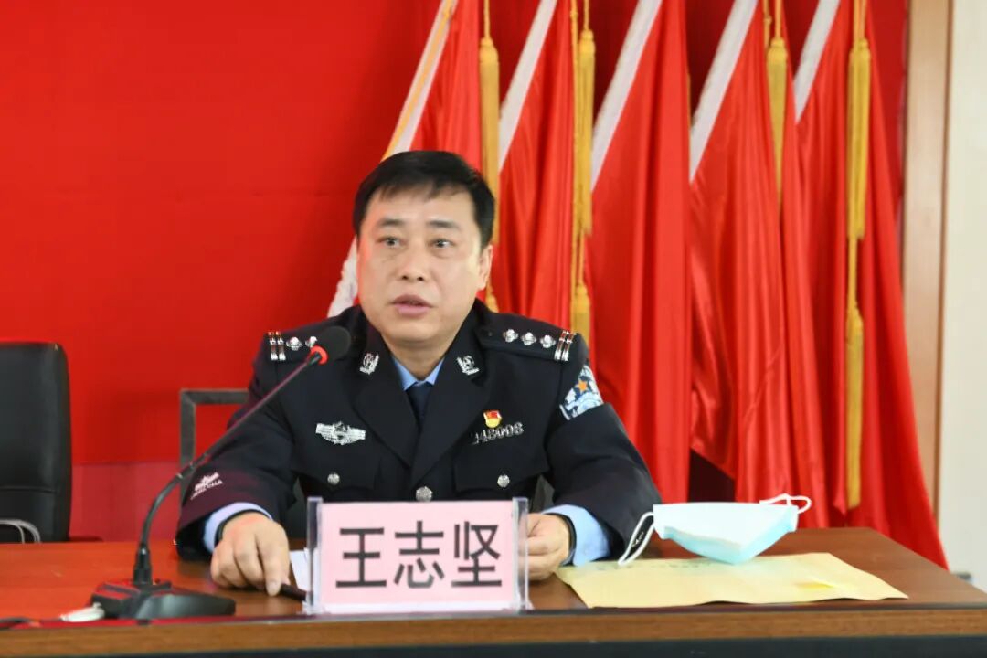 局党委委员,政工室主任王志坚同志宣读了记功,嘉奖决定,与会领导分别