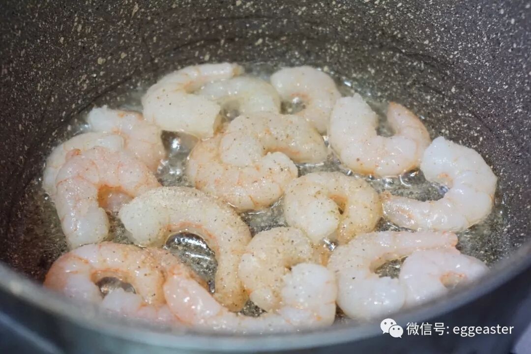 



小奶锅｜虾仁豆腐，一炒一拌，三分钟准备两分钟出锅，连菜板都不用洗。
