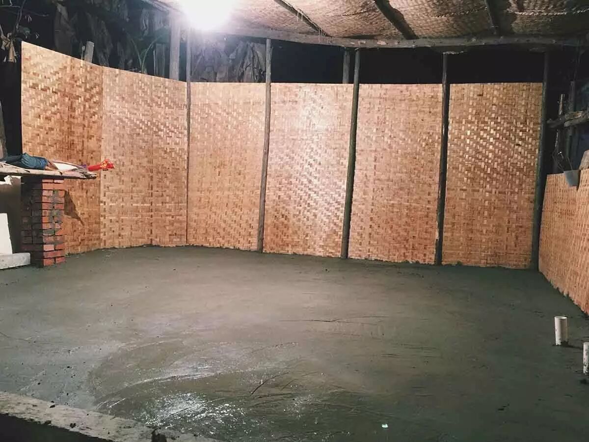 用竹席装饰棚顶,竹节板用来做成半开放式的围墙